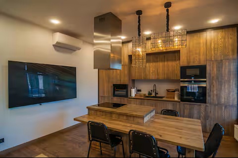 Moderni svetainė su sofa ir valgomojo erdve