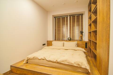 Jaukus miegamasis su patogia lova ir šiltu apšvietimu