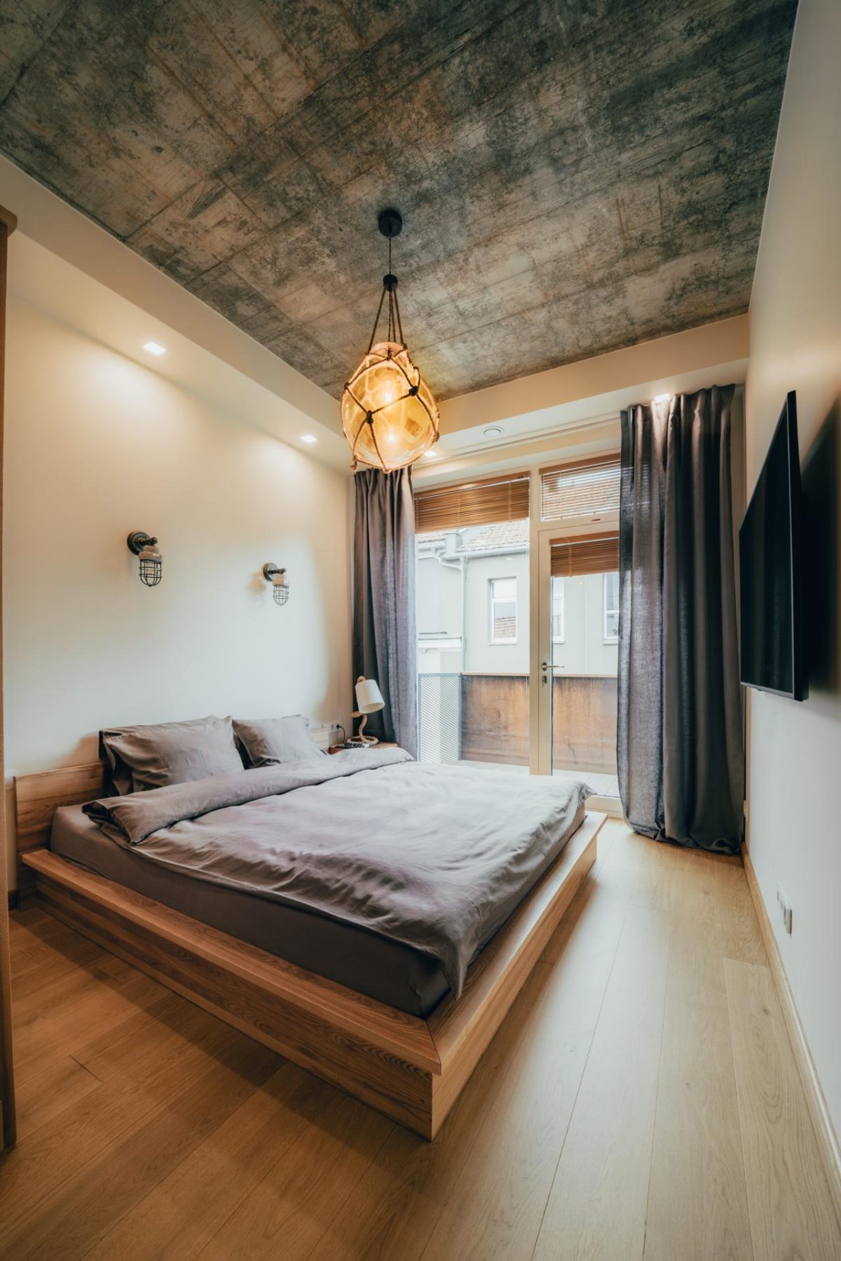 Miegamasis su dvigule lova ir minimalistiniu interjeru