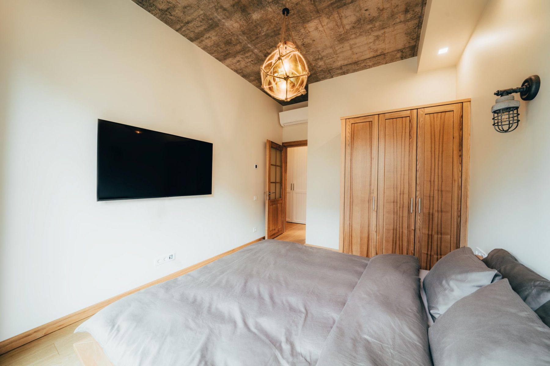 Miegamasis su dvigule lova ir minimalistiniu interjeru