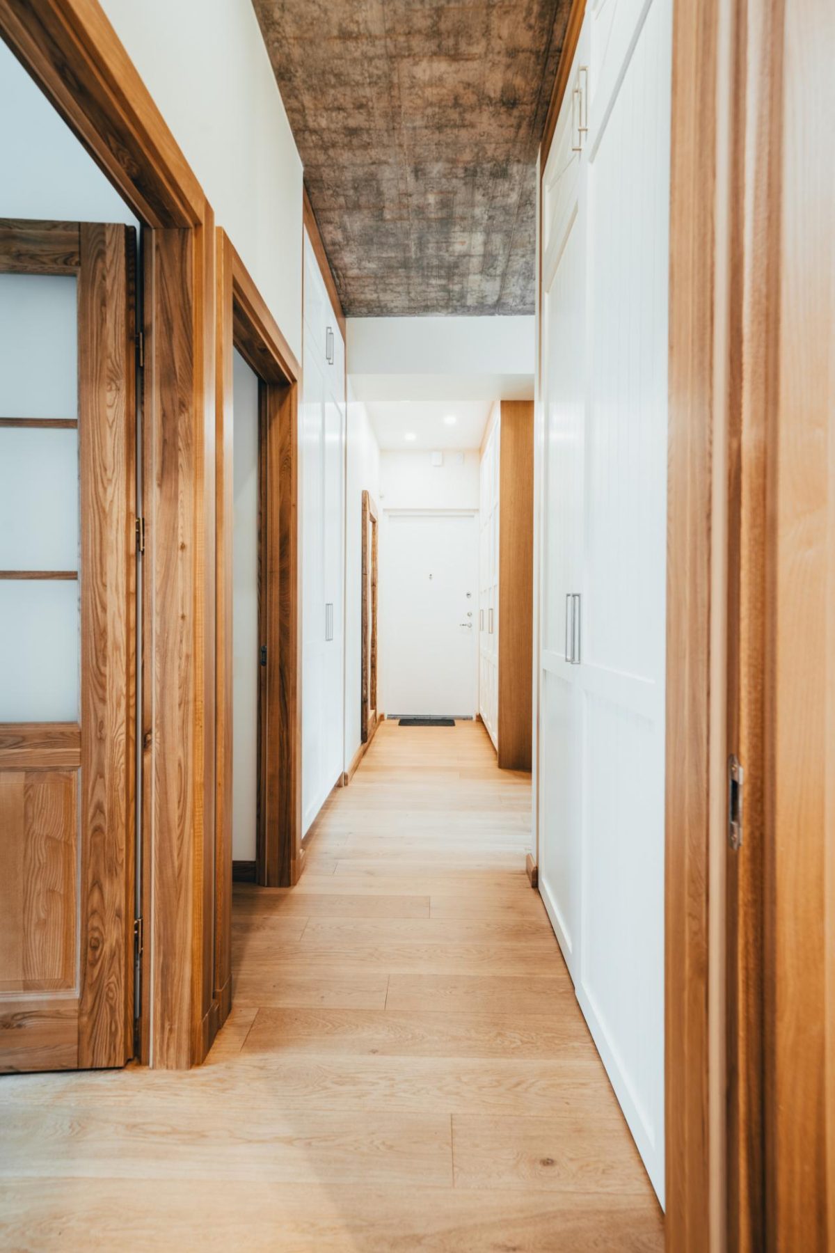 Apartamentų koridorius su medinėmis grindimis