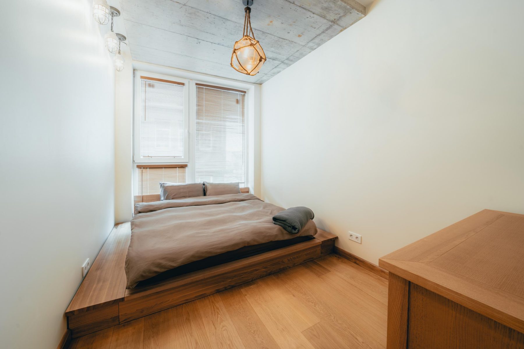 Miegamasis su dvigule lova ir minimalistiniu interjeru