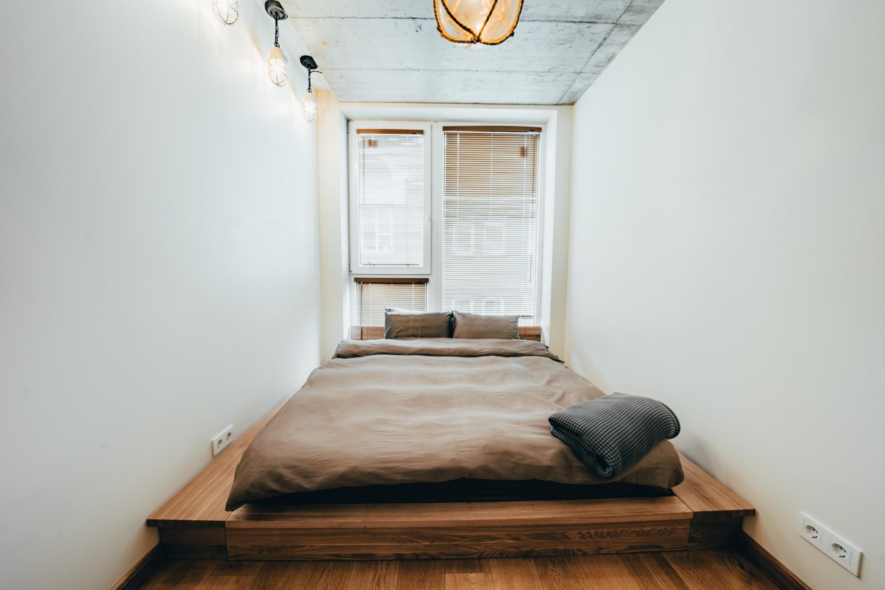 Miegamasis su dvigule lova ir minimalistiniu interjeru