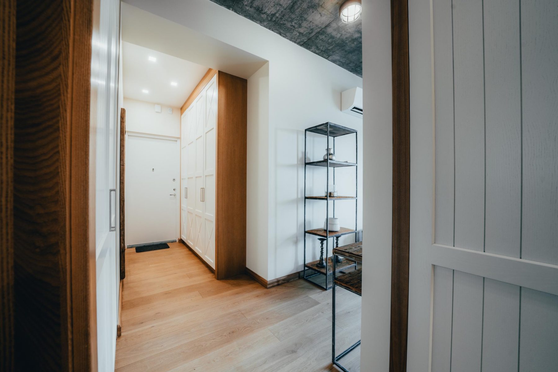 Apartamentų koridorius su medinėmis grindimis