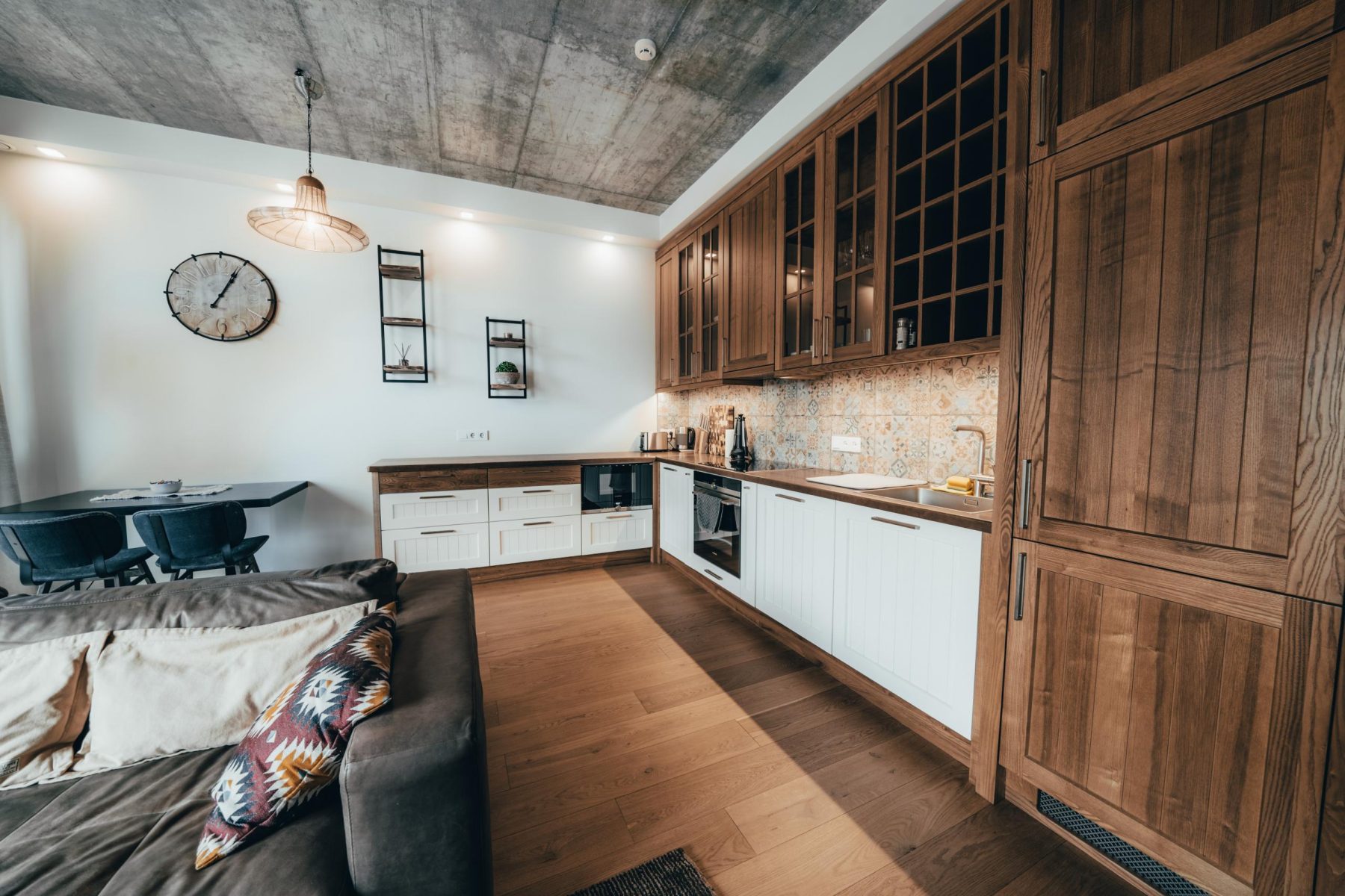 Moderni virtuvė su mediniais fasadais ir buitine technika