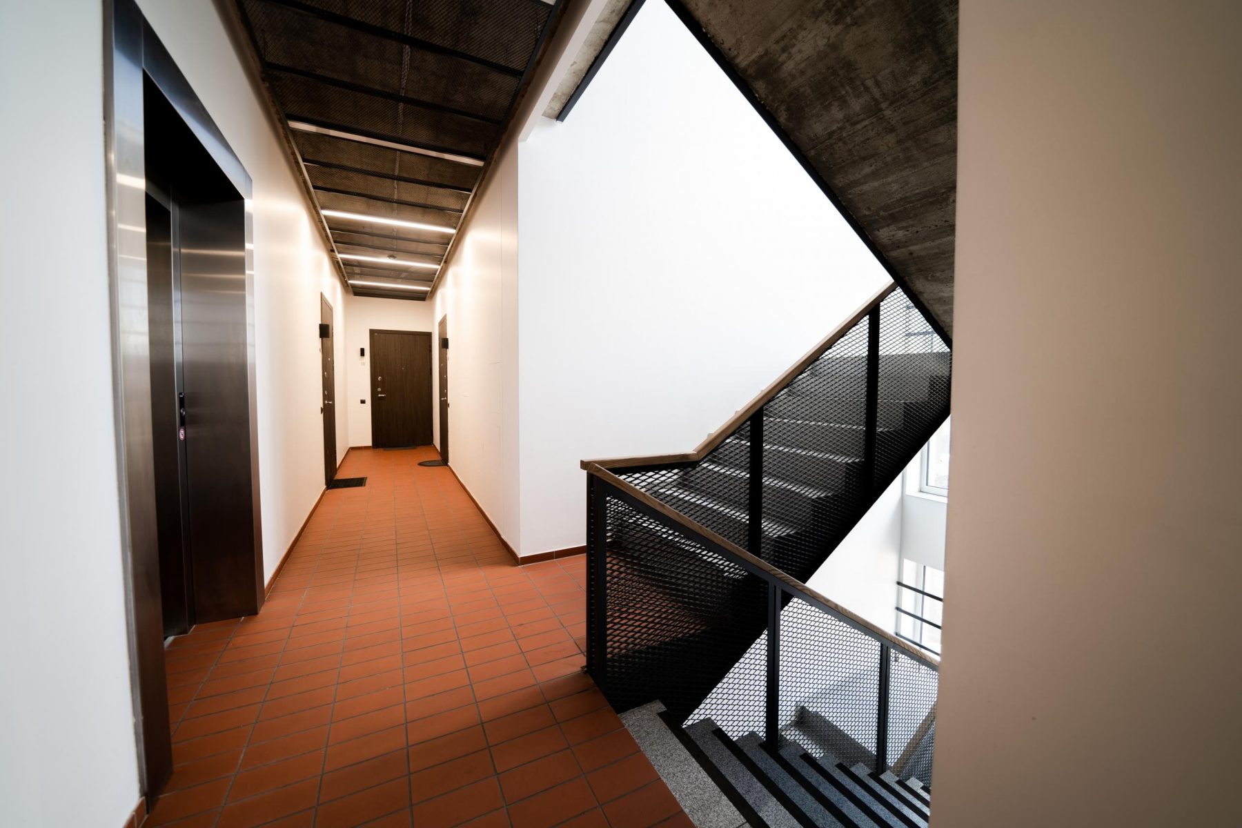 Moderni laiptinė su liftu