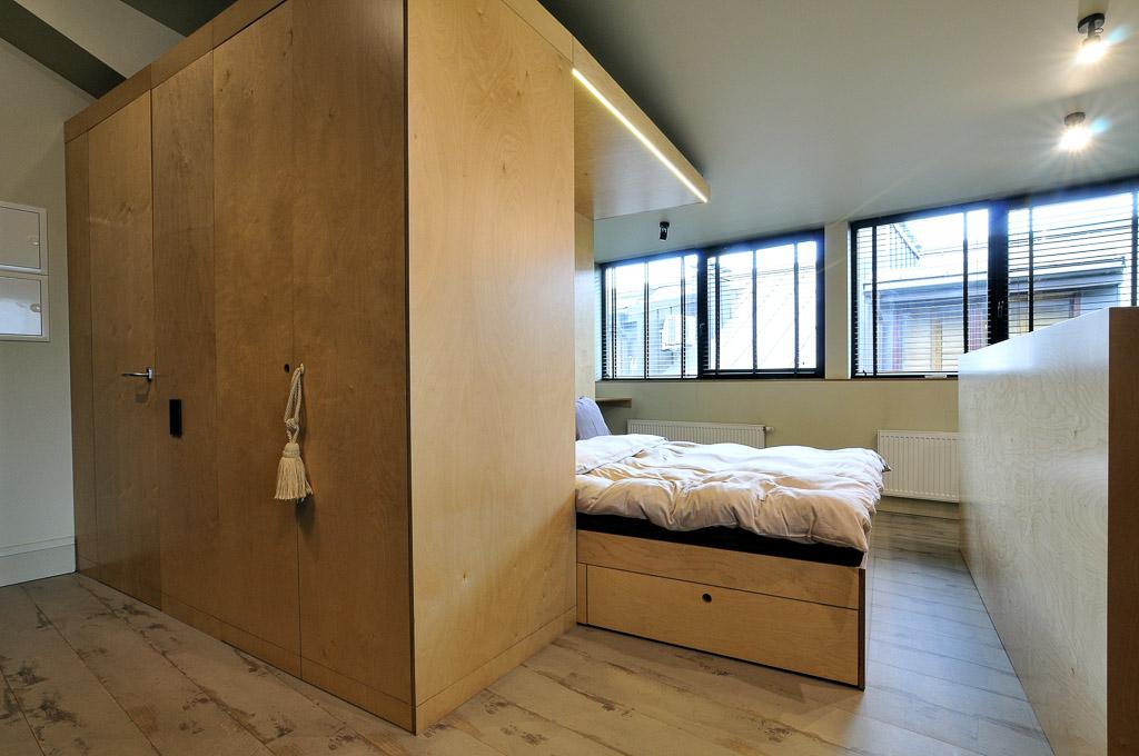 Miegamasis su dvigule lova ir natūralia šviesa