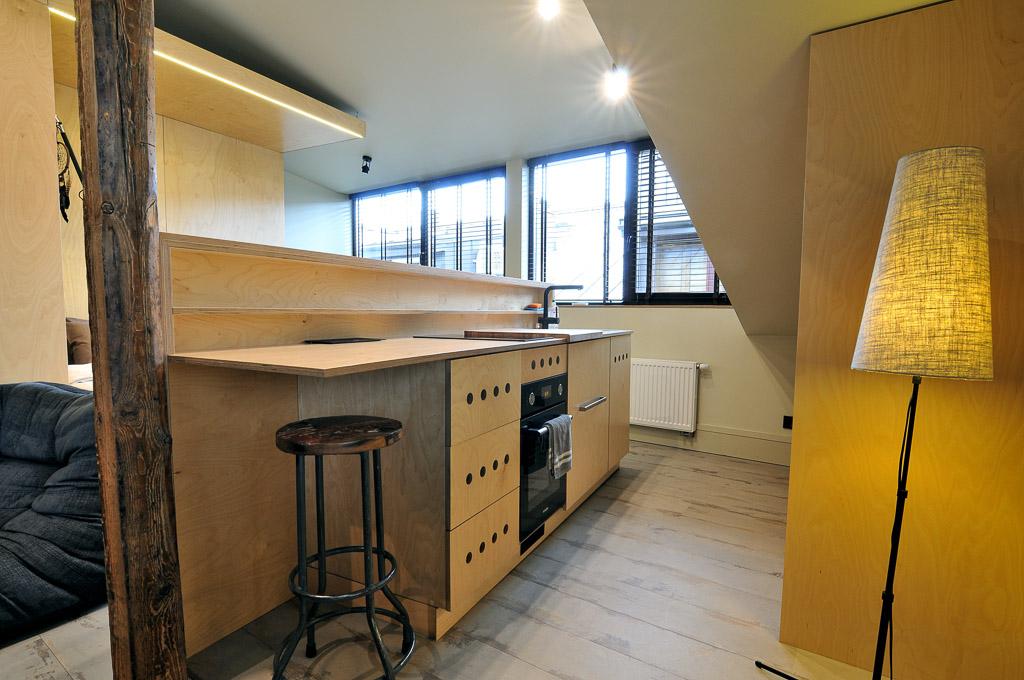 Moderni virtuvė su mediniais paviršiais ir buitine technika