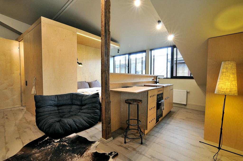 Moderni virtuvė su mediniais paviršiais ir buitine technika