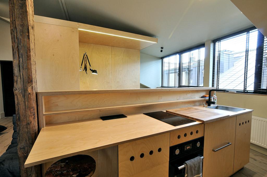 Moderni virtuvė su mediniais paviršiais ir buitine technika