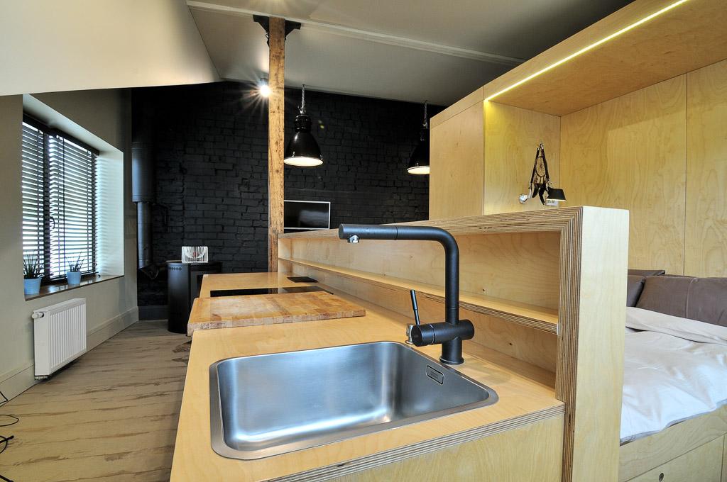 Moderni virtuvė su mediniais paviršiais ir buitine technika