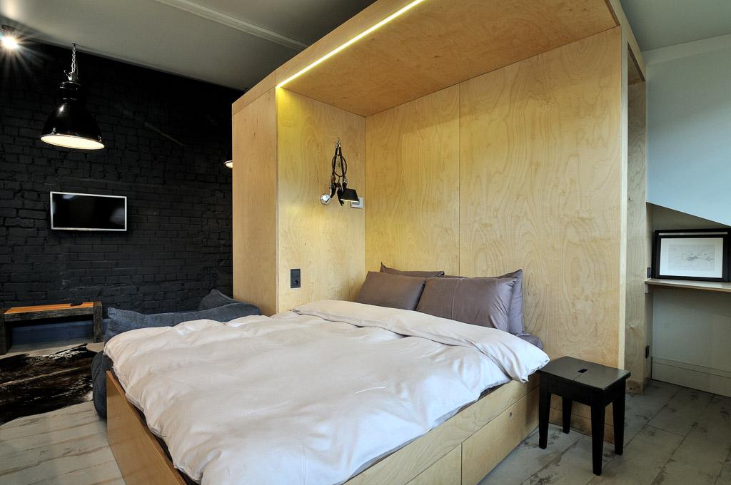 Miegamasis su dvigule lova ir natūralia šviesa