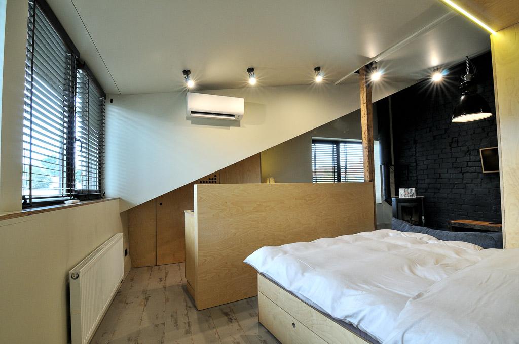 Miegamasis su dvigule lova ir natūralia šviesa