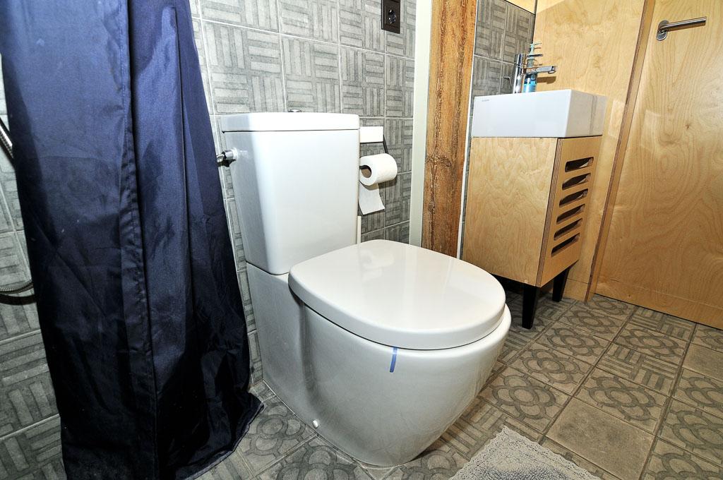 Modernus vonios kambarys su dušu ir plytelių apdaila