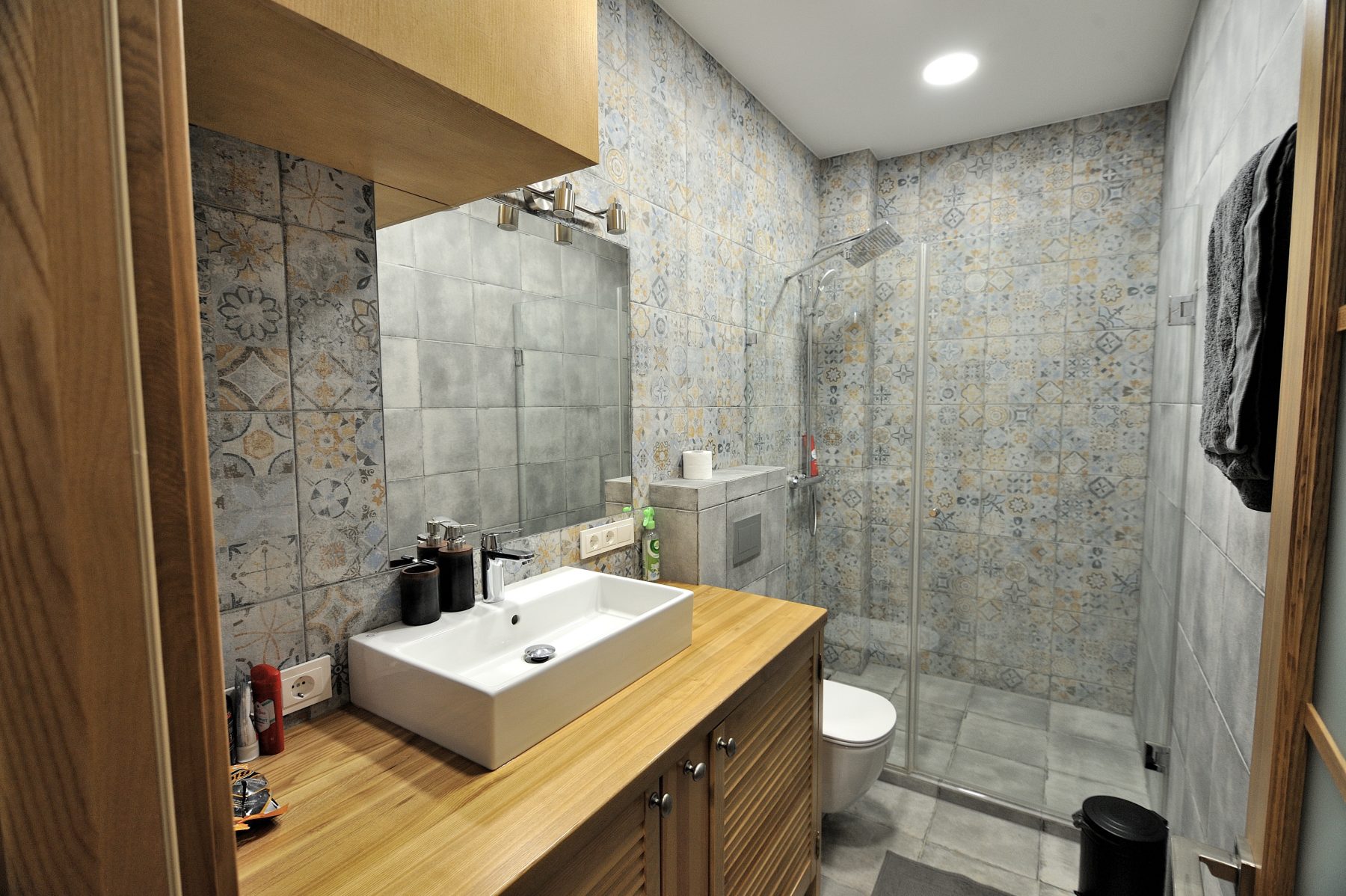 Modernus vonios interjeras