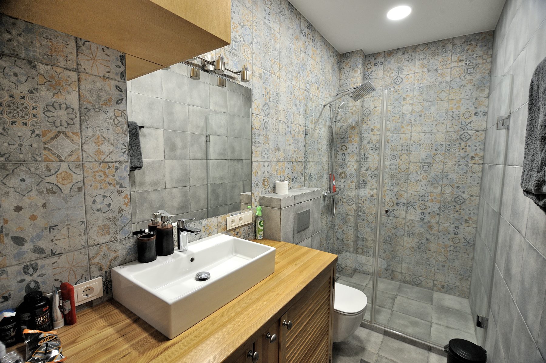 Modernus vonios interjeras