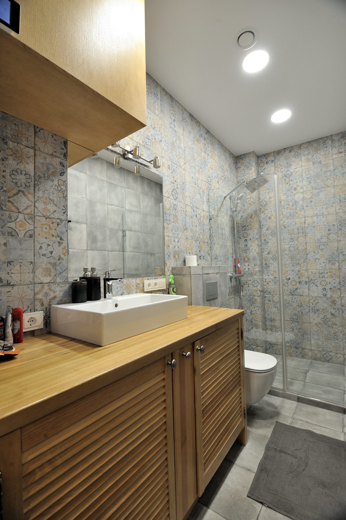 Modernus vonios interjeras