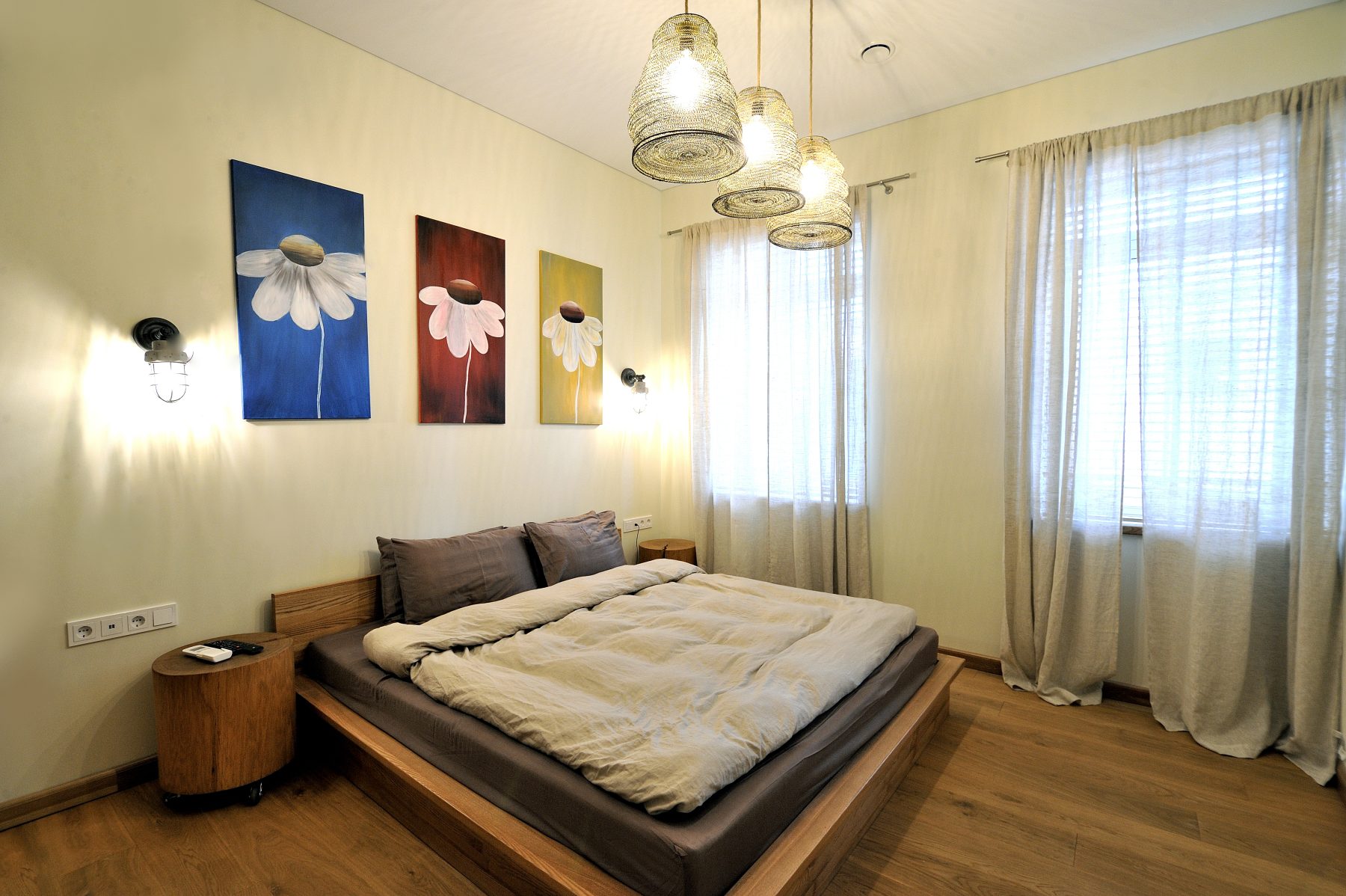 Modernus miegamojo interjeras su atvira erdve ir medinėmis grindimis