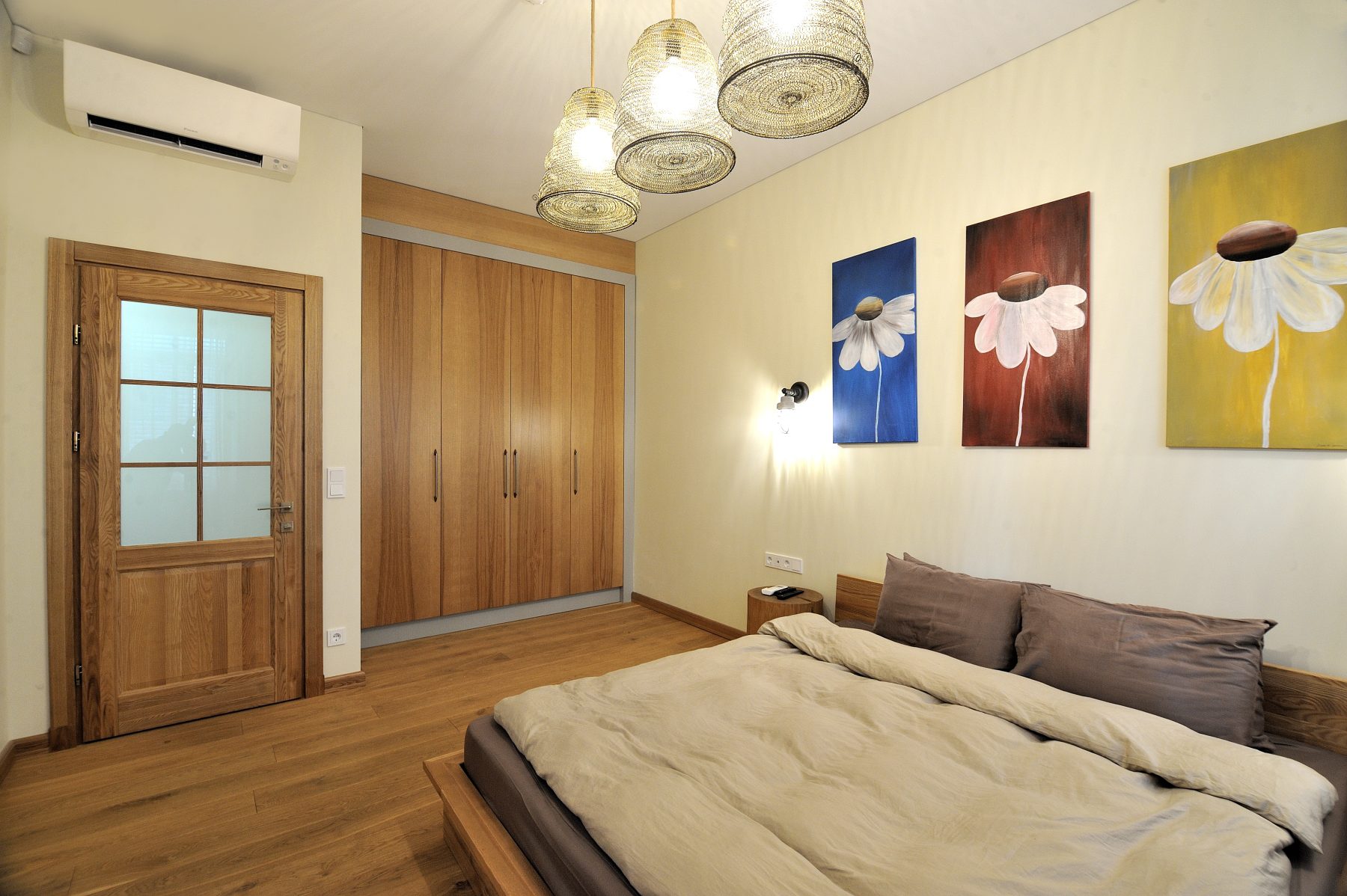 Modernus miegamojo interjeras su atvira erdve ir medinėmis grindimis