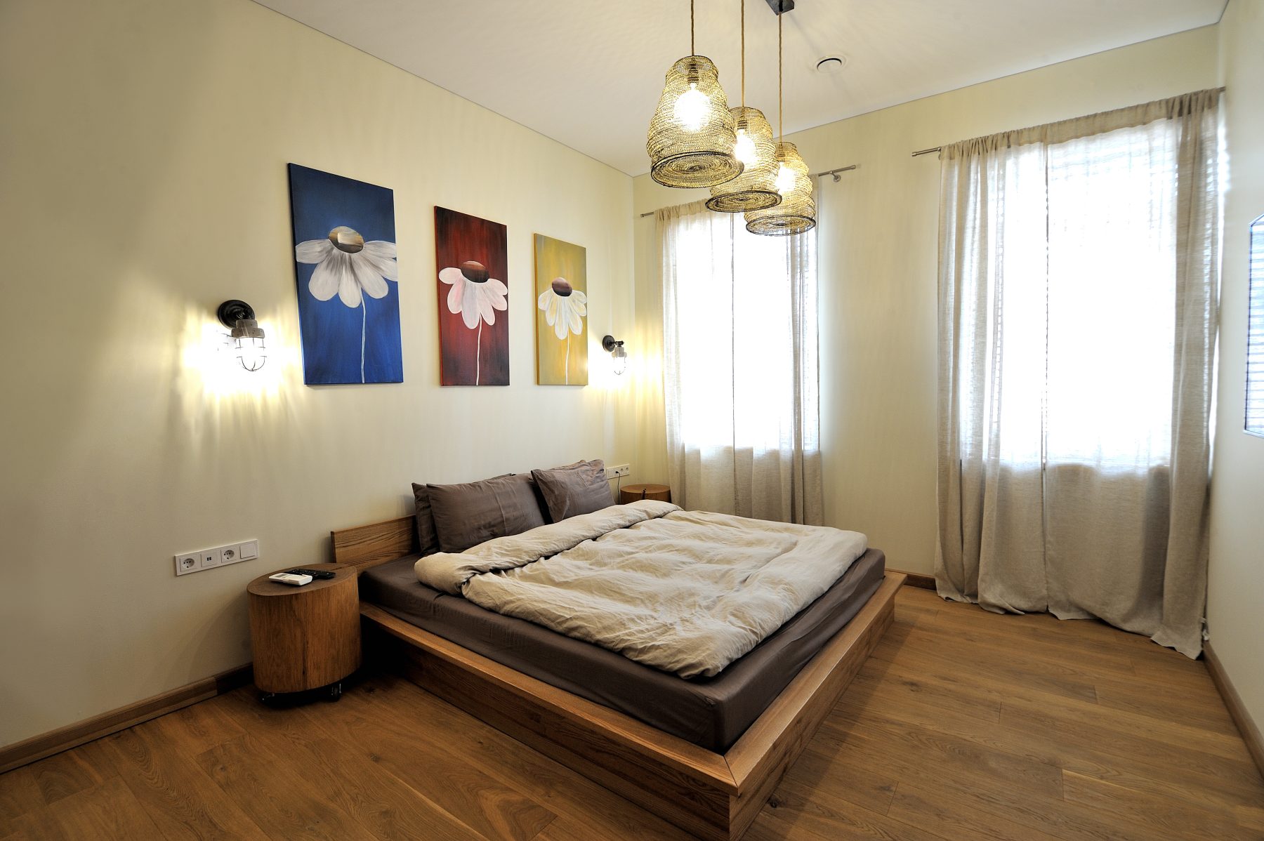 Modernus miegamojo interjeras su atvira erdve ir medinėmis grindimis