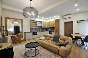 Erdvi svetainės, virtuvės ir valgomojo zona moderniame bute