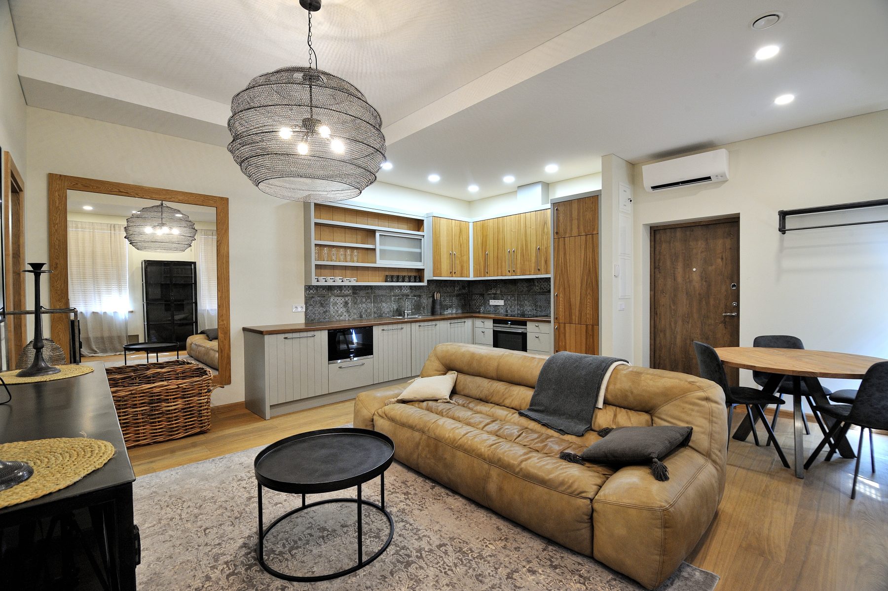 Moderni virtuvės zona ir valgomasis