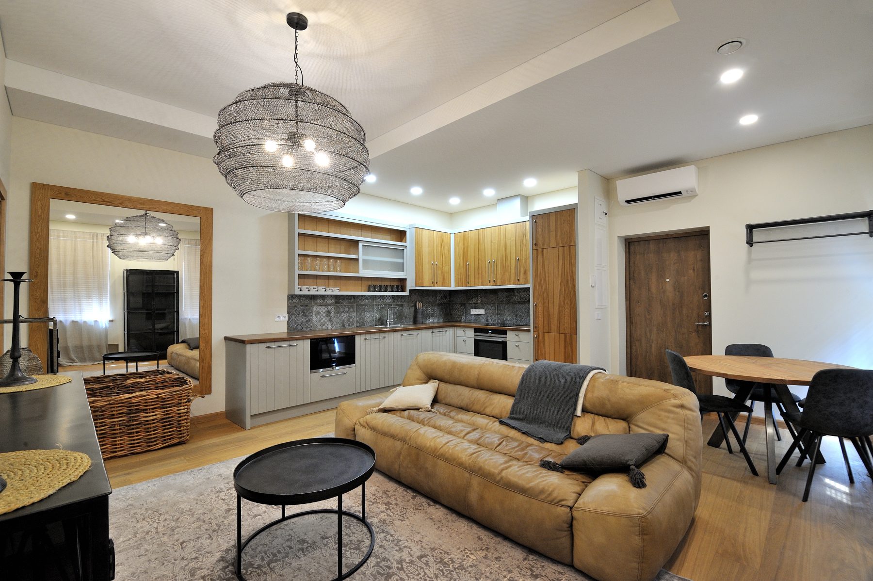 Šviesi ir atvira virtuvė moderniu interjeru