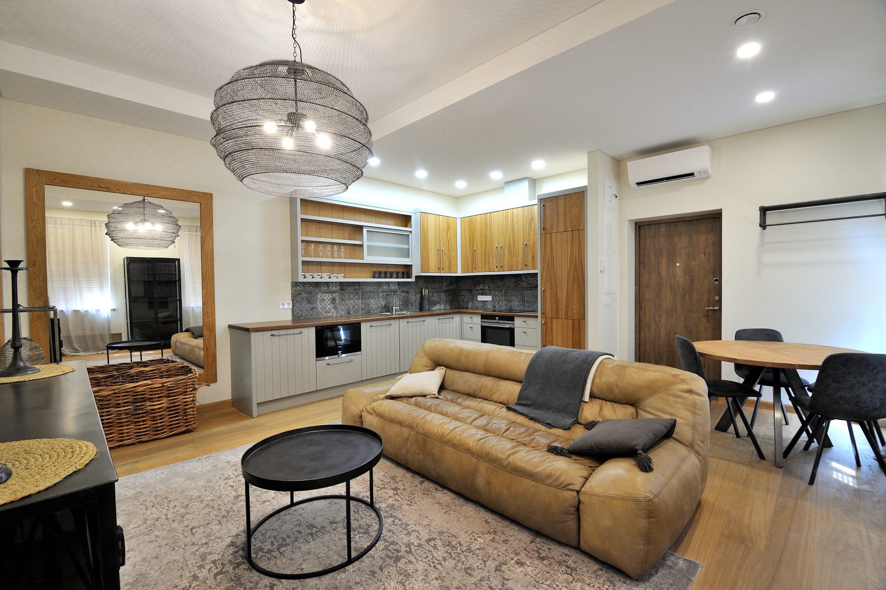 Šviesi ir atvira virtuvė moderniu interjeru