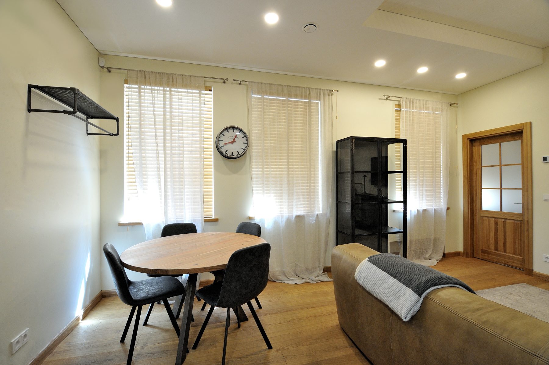 Moderni svetainės erdvė su poilsio zona