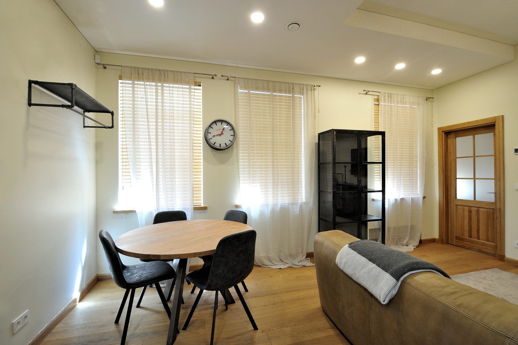 Moderni svetainės erdvė su poilsio zona