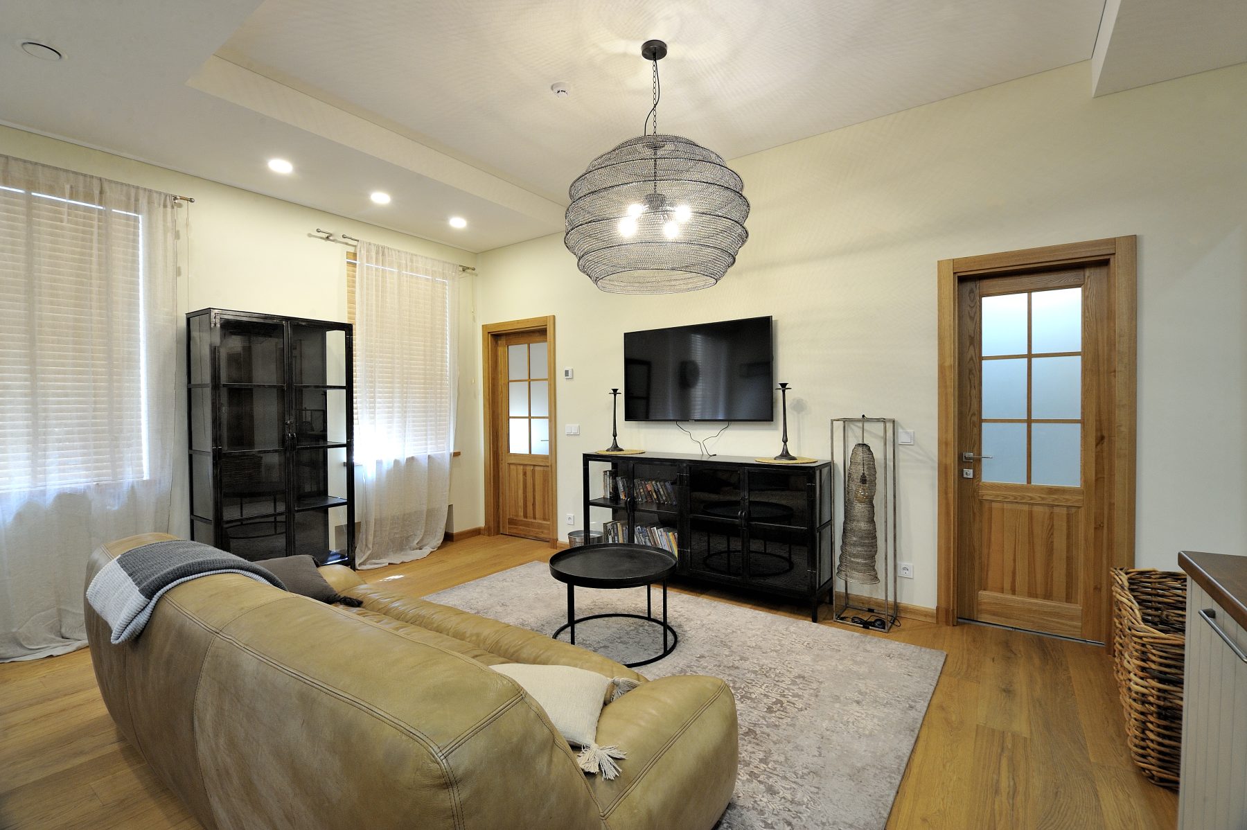 Moderni svetainės erdvė su poilsio zona