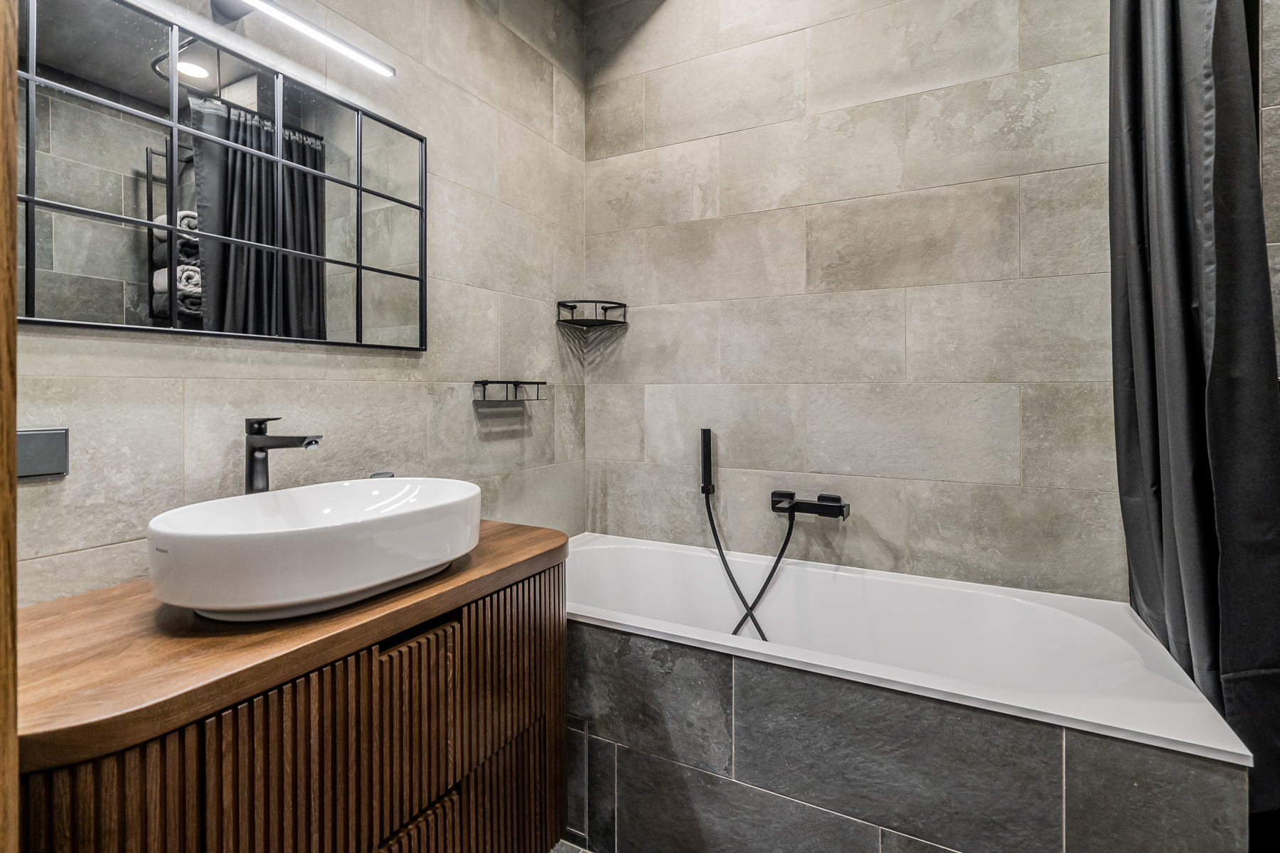 Stilinga vonia su šiuolaikiniu dizainu