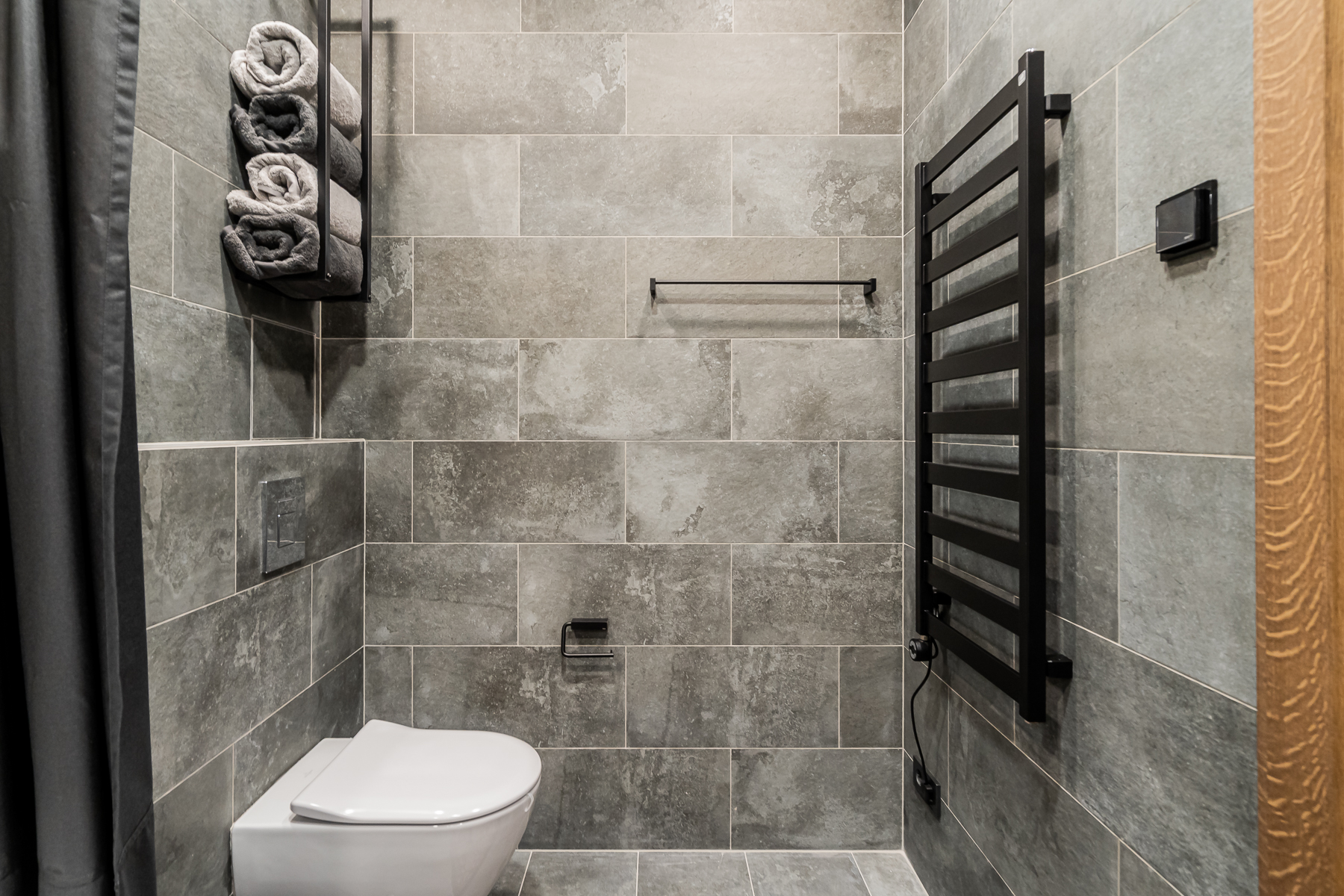 Stilinga vonia su šiuolaikiniu dizainu