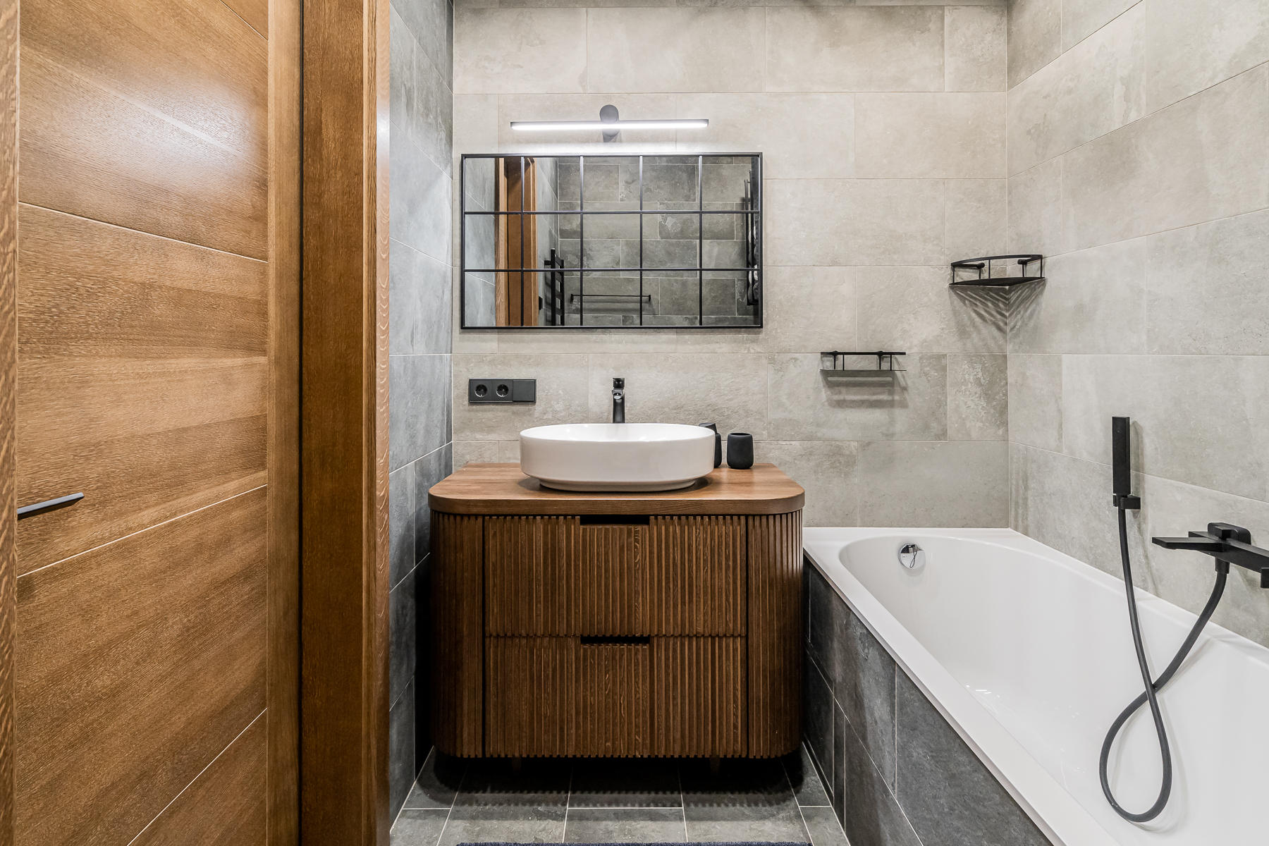 Stilinga vonia su šiuolaikiniu dizainu