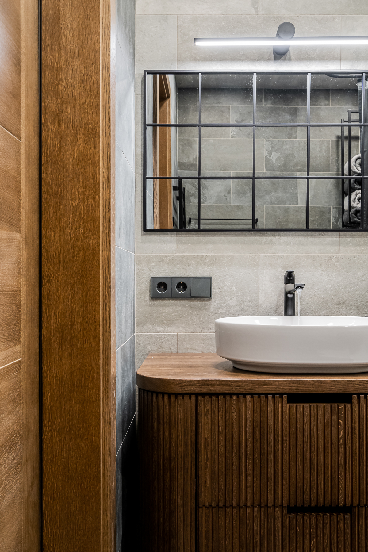 Šiuolaikiškas vonios kambarys su kokybiška apdaila