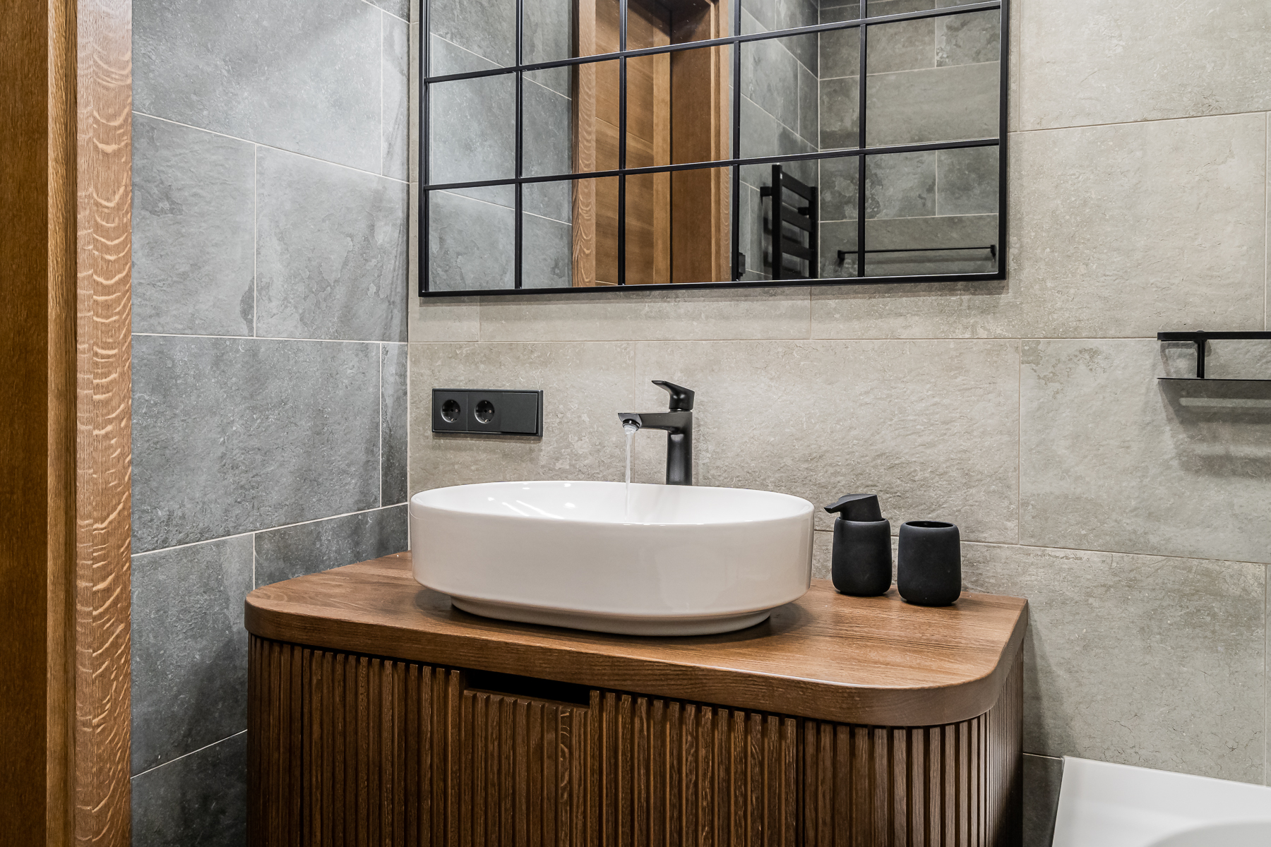 Šiuolaikiškas vonios kambarys su kokybiška apdaila