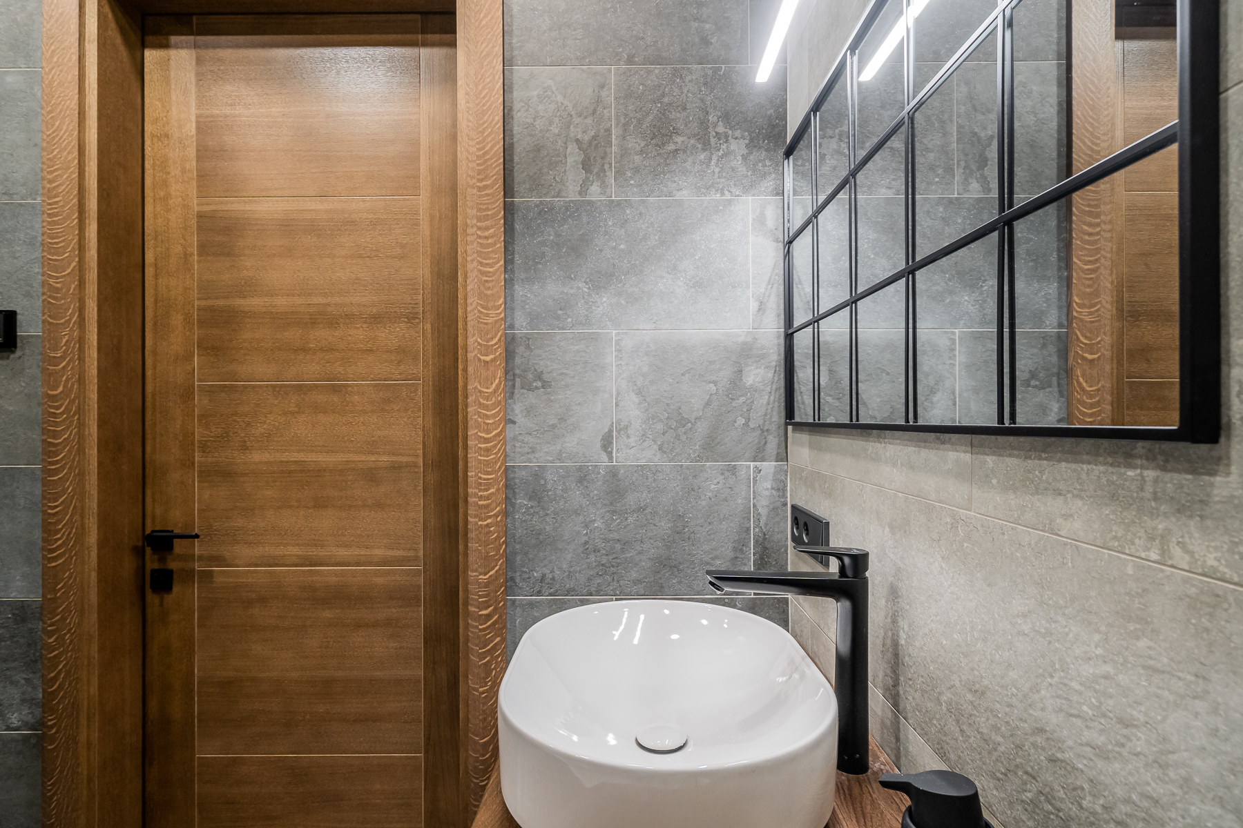 Šiuolaikiškas vonios kambarys su kokybiška apdaila