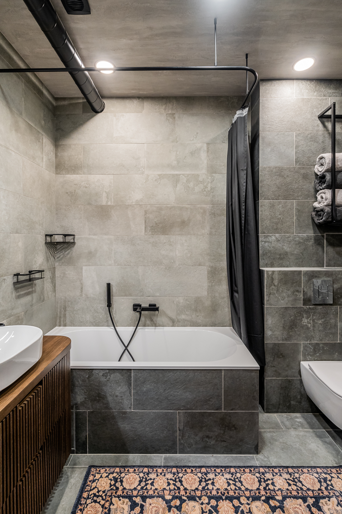 Šiuolaikiškas vonios kambarys su kokybiška apdaila