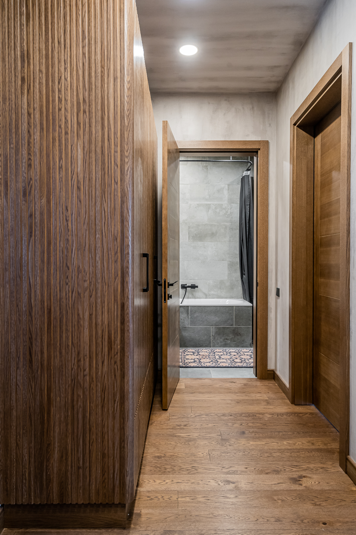 Šviesus koridorius su medinėmis detalėmis senamiesčio bute