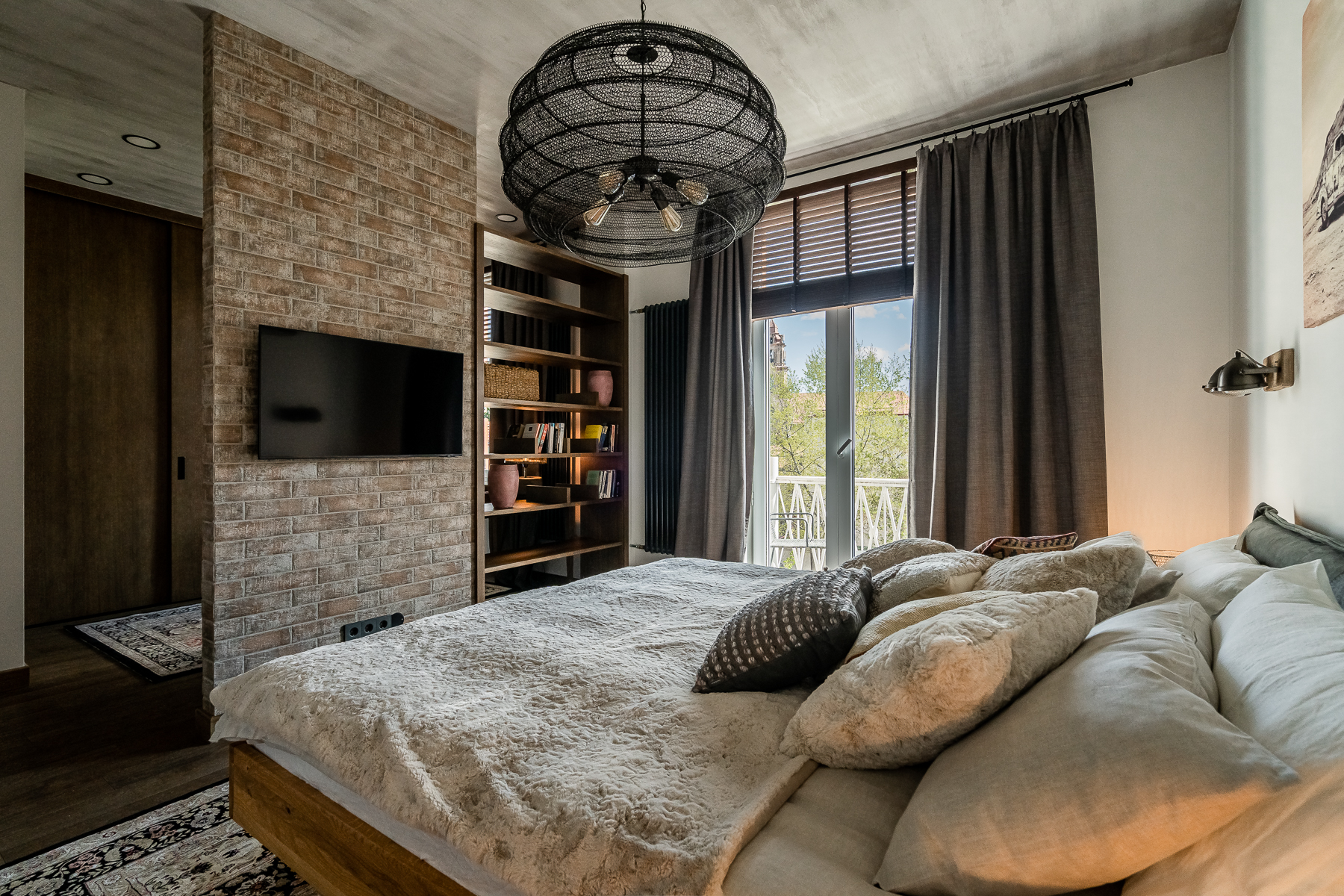 Šviesus miegamasis su minimalistiniu interjeru