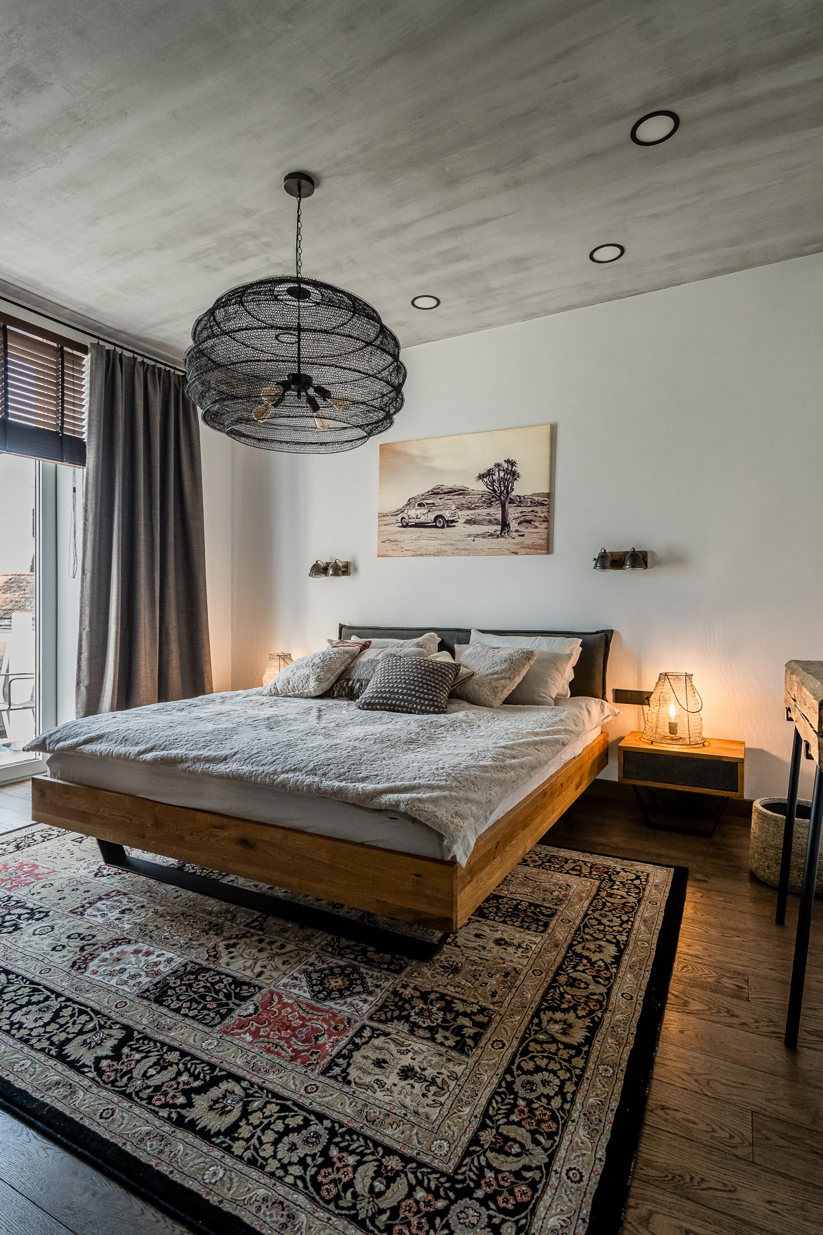 Šviesus miegamasis su minimalistiniu interjeru