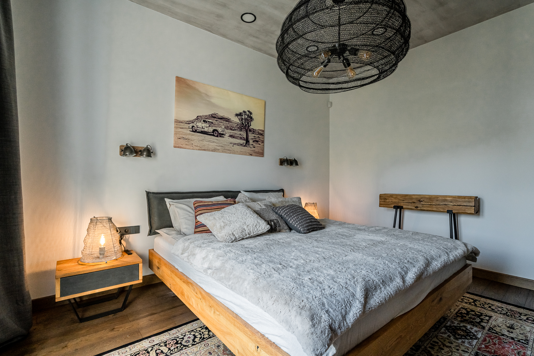 Šviesus miegamasis su minimalistiniu interjeru