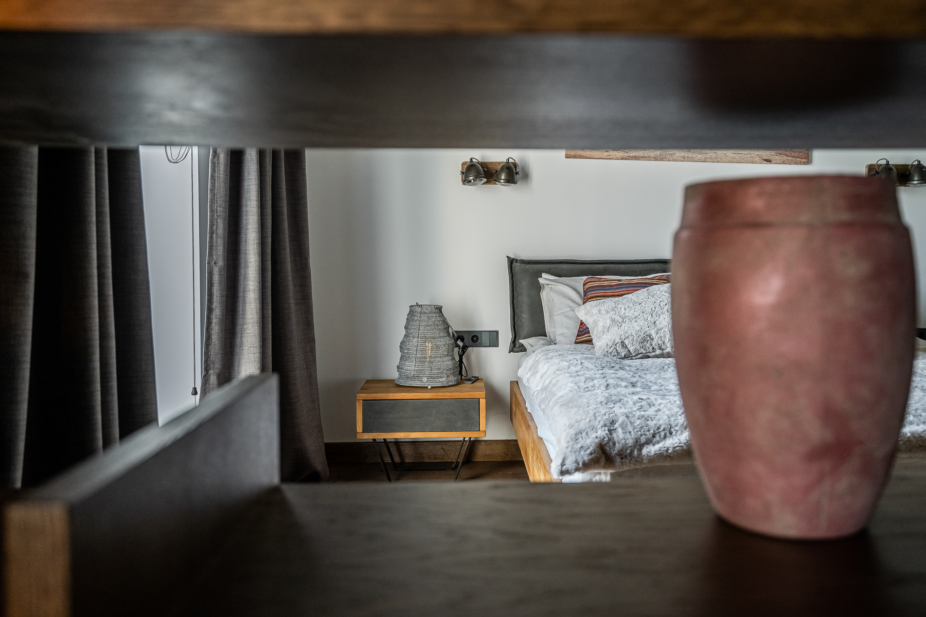 Šviesus miegamasis su minimalistiniu interjeru