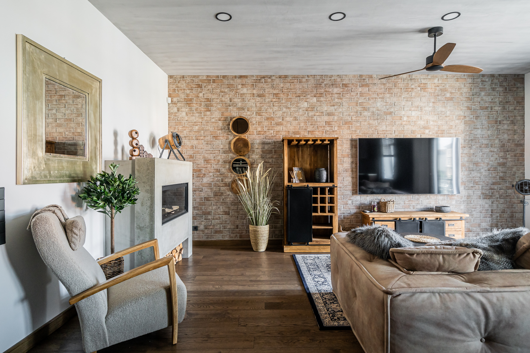 Stilinga svetainė su minkšta sofa ir senamiesčio charakteriu