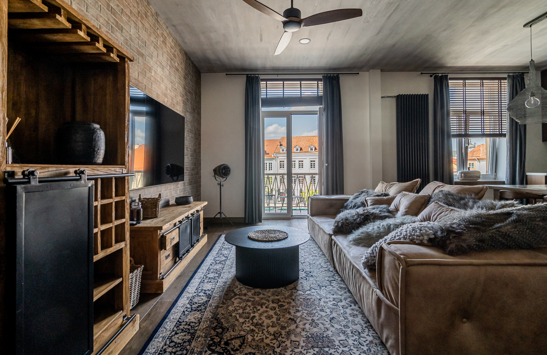 Stilinga svetainė su minkšta sofa ir senamiesčio charakteriu