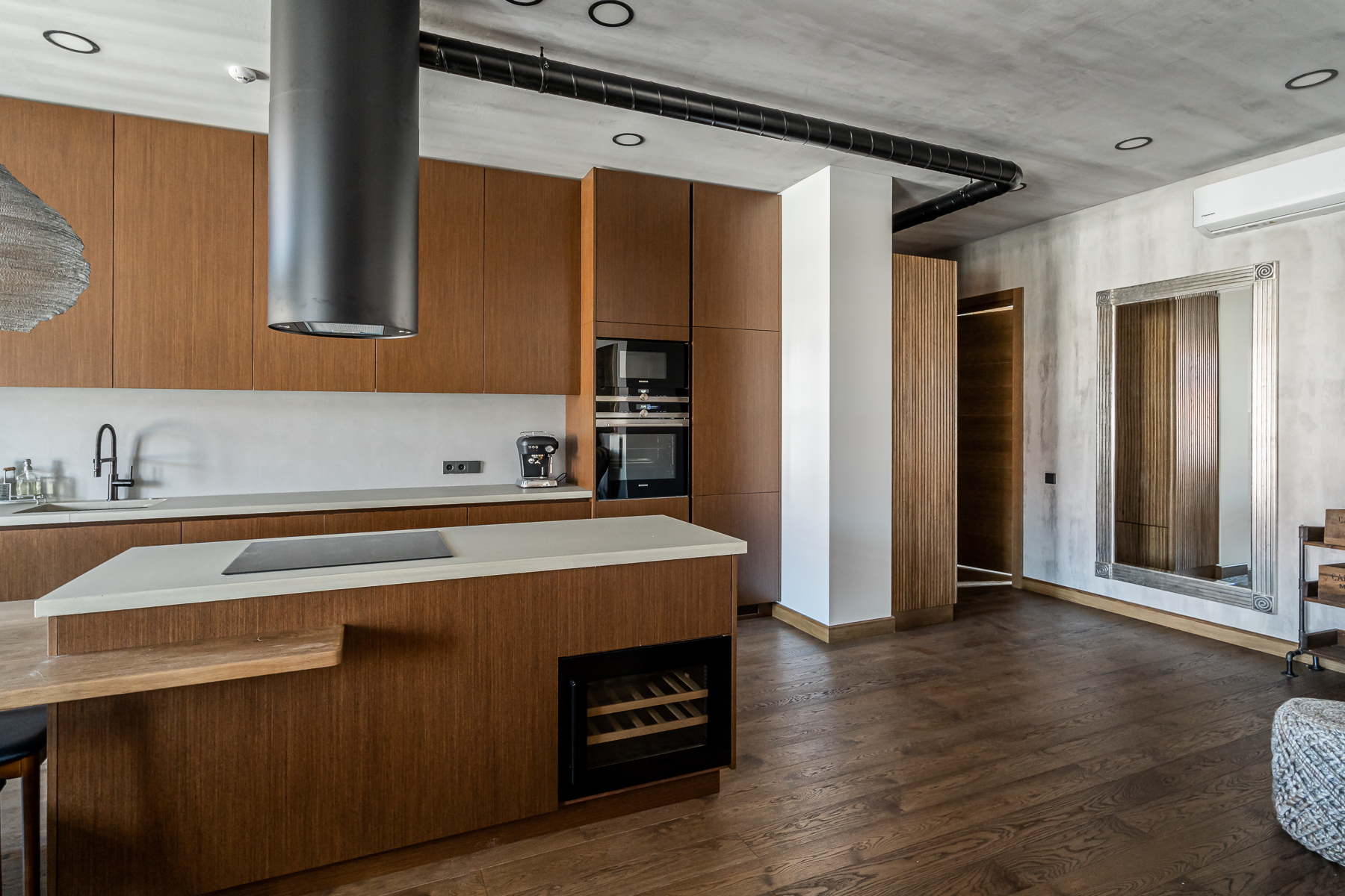 Stilinga virtuvė su moderniais sprendimais