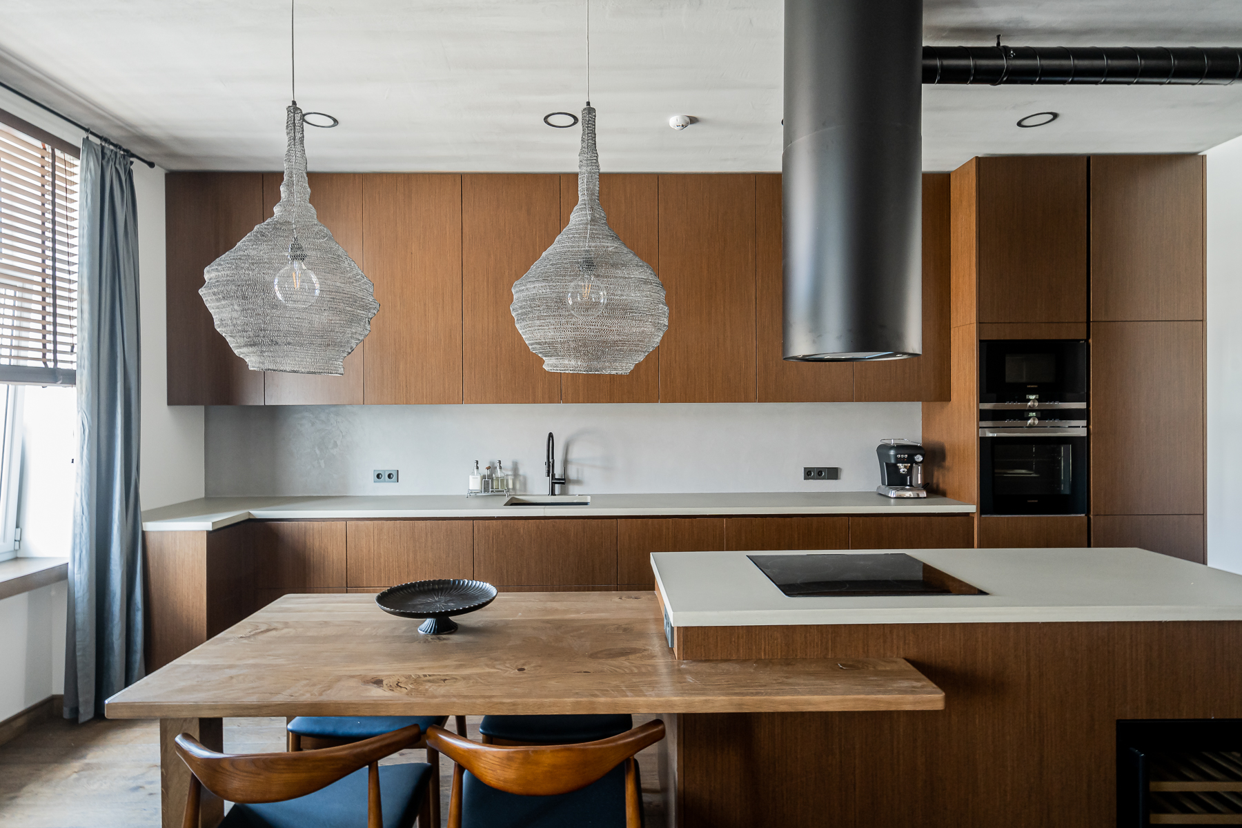 Stilinga virtuvė su moderniais sprendimais