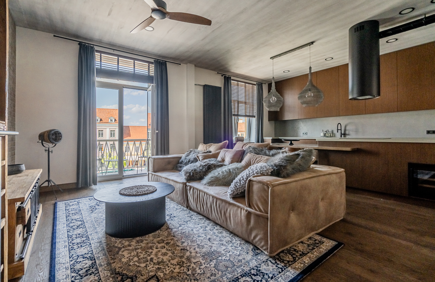 Stilinga svetainė su minkšta sofa ir senamiesčio charakteriu