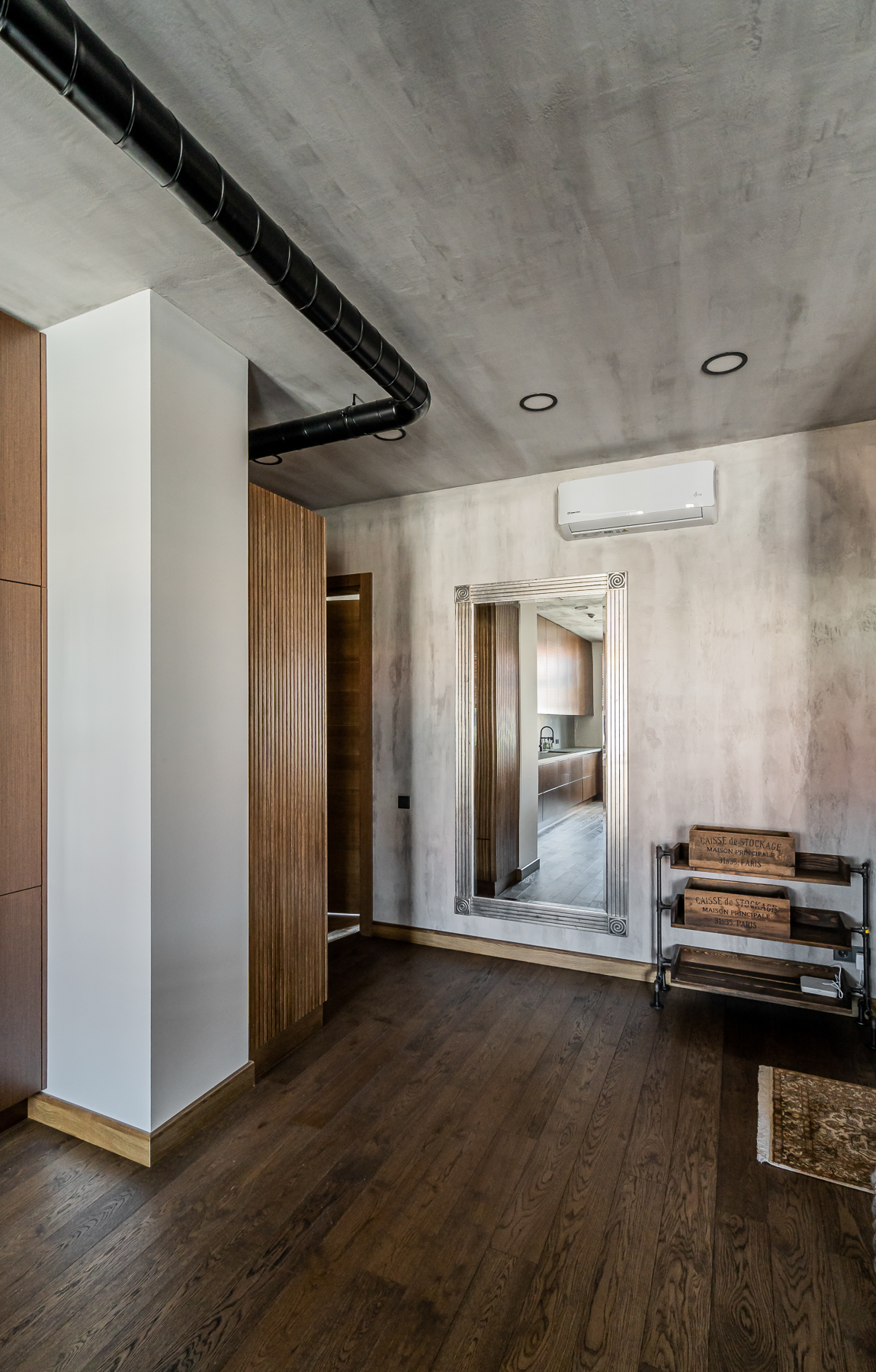 Šviesus koridorius su medinėmis detalėmis senamiesčio bute