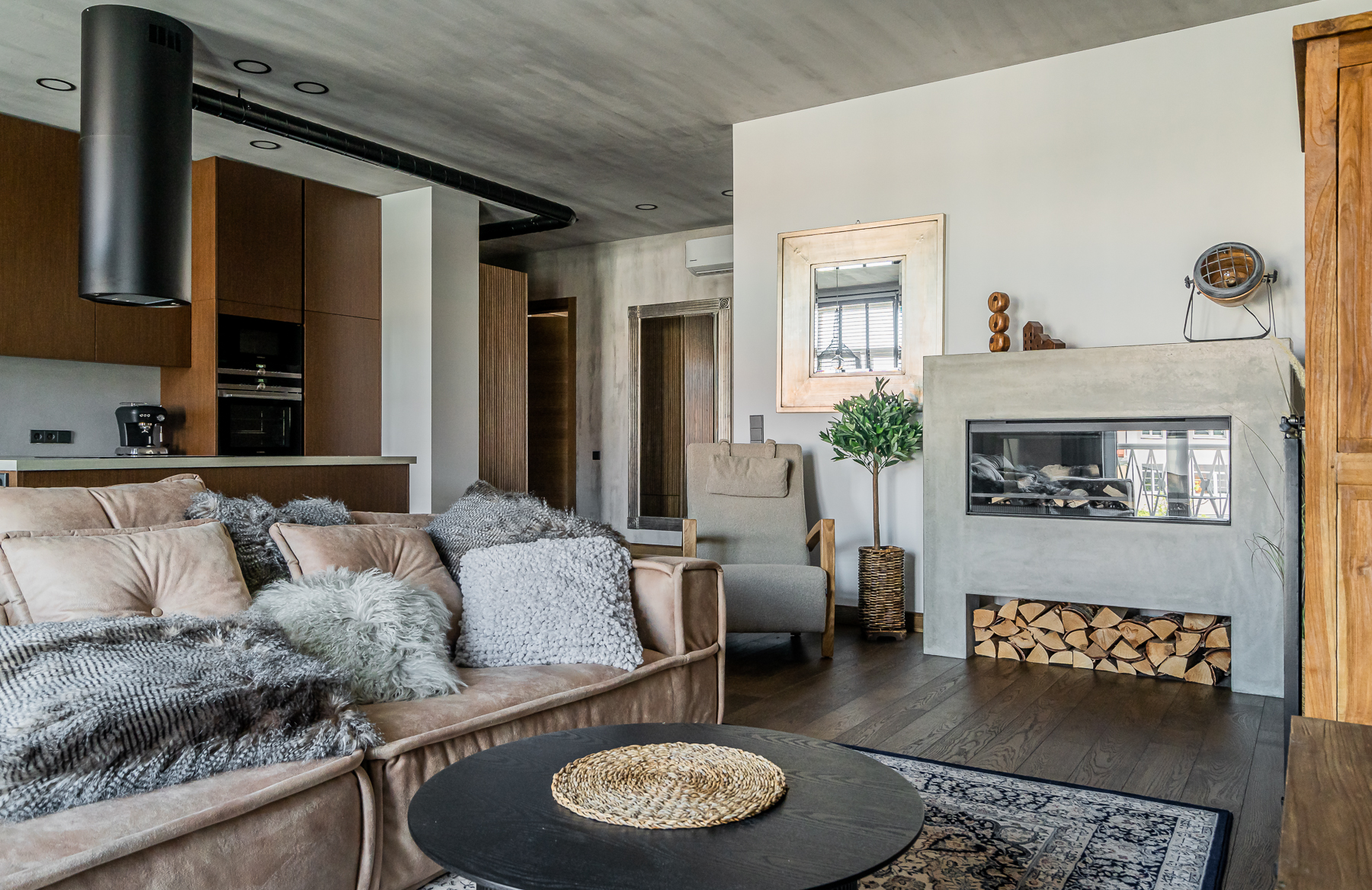 Stilinga svetainė su minkšta sofa ir senamiesčio charakteriu